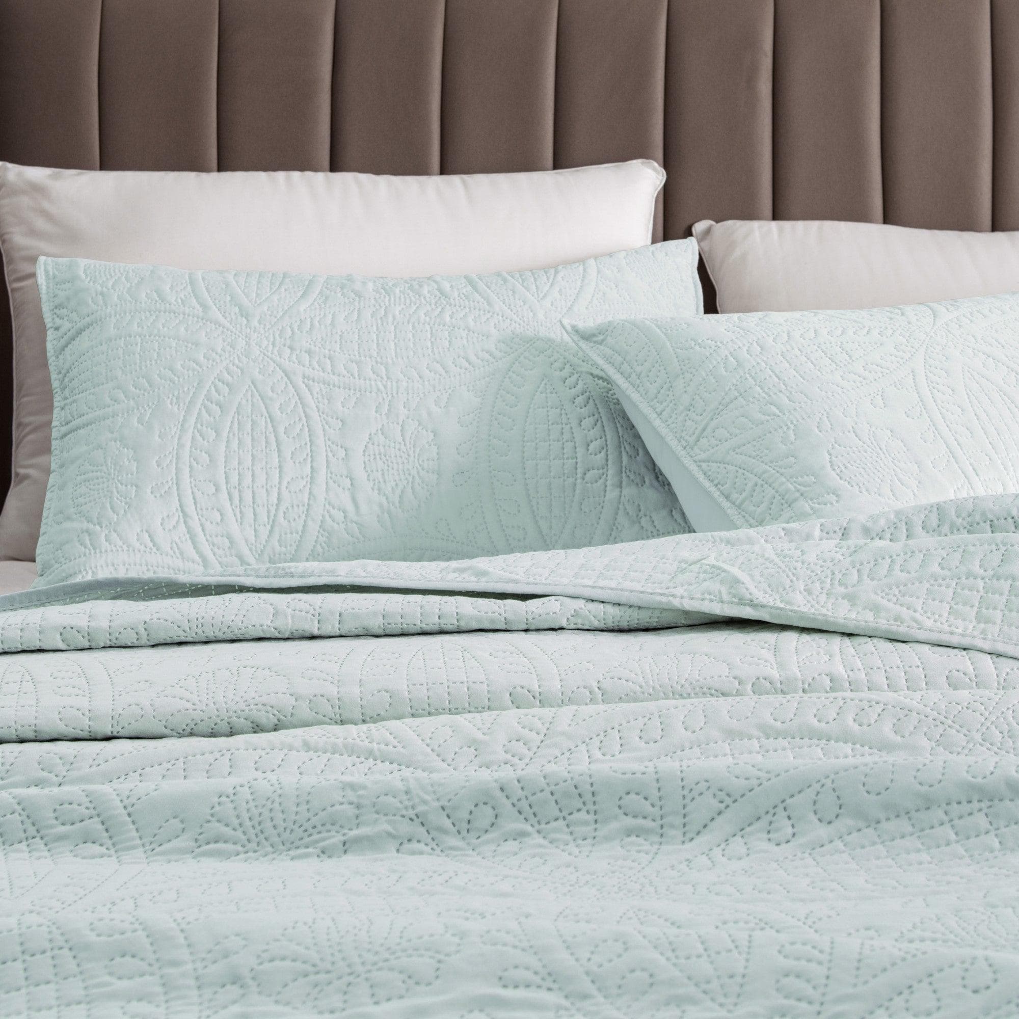 3-Piece Oversized Medallion Quilt Set - Clara Collection