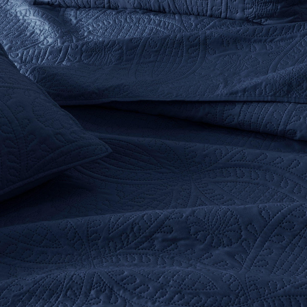 3-Piece Oversized Medallion Quilt Set - Clara Collection