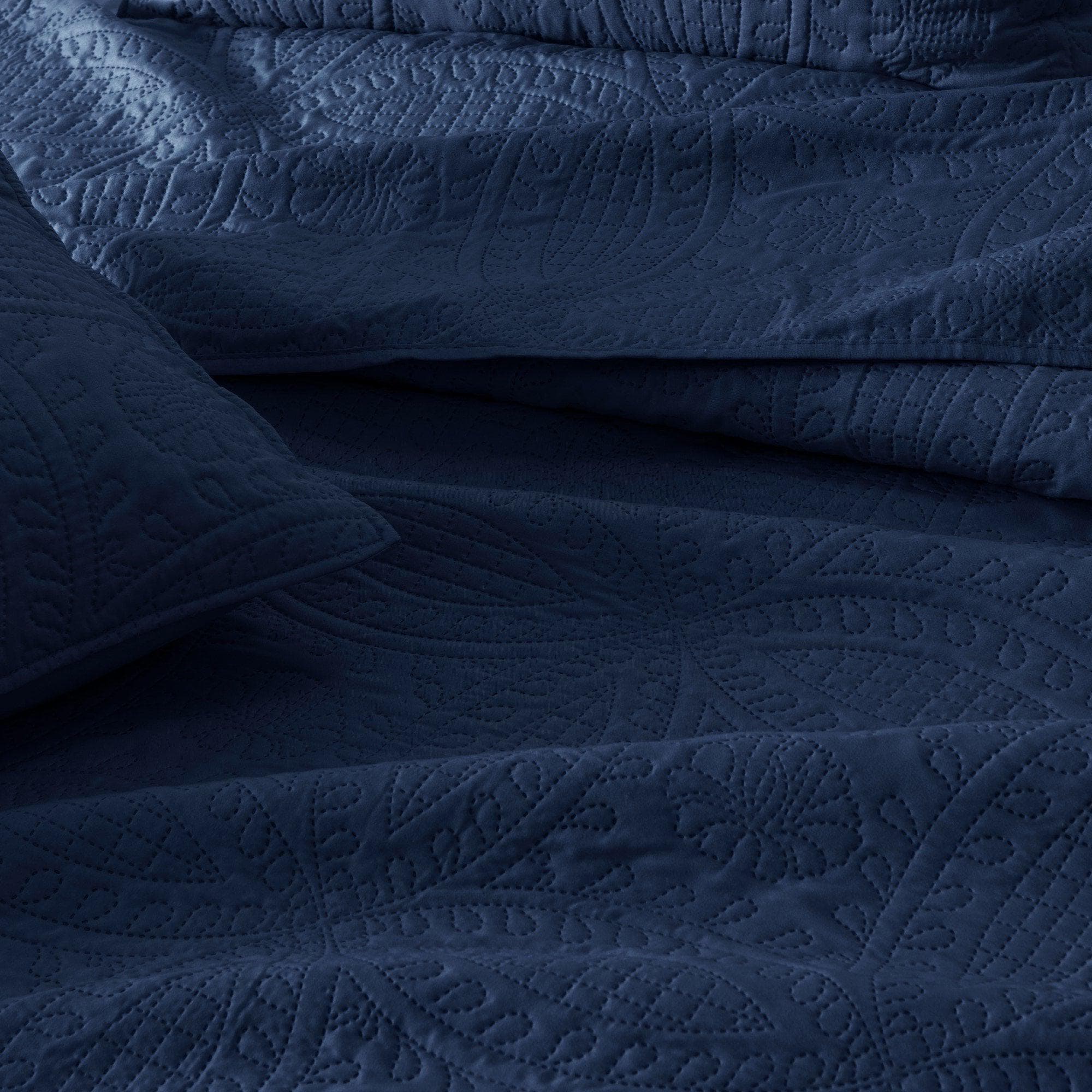 3-Piece Oversized Medallion Quilt Set - Clara Collection